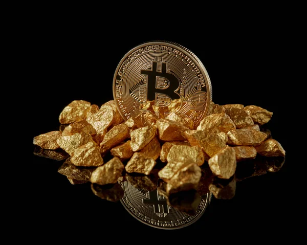 金色的比特币硬币在金色的掘金 黑暗的背景 数字货币电子货币 Blockchain 交换与创新理念 — 图库照片