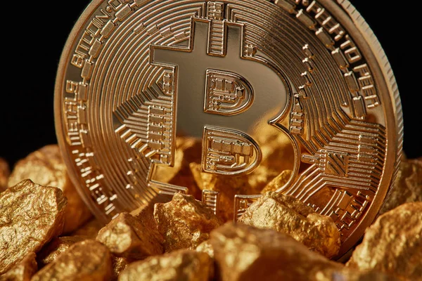 Goldene Bitcoin Münze Auf Goldnuggets Kryptowährung Weltweites Zahlungssystem — Stockfoto