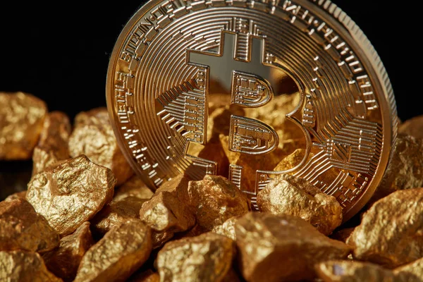 Goldene Bitcoin Münze Auf Goldnuggets Kryptowährung Weltweites Zahlungssystem — Stockfoto