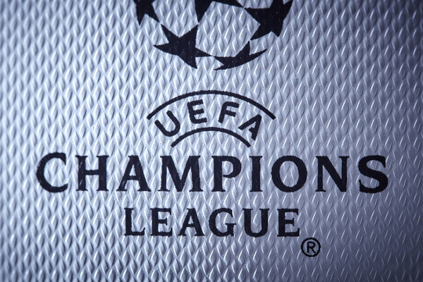 Киев, Украина - 22 февраля 2018 года: Официальный мяч Лиги чемпионов УЕФА 2018 во время матча Лиги чемпионов УЕФА на стадионе "Олимпийский" 26 мая 2018 года в Киеве, Украина, крупный план
