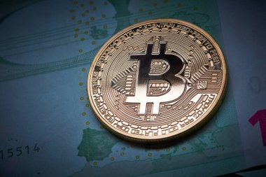 Altın Bitcoin ve Euro banknot. Cryptocurrency ve blockchain kavramı, iş ve yatırım kavramı