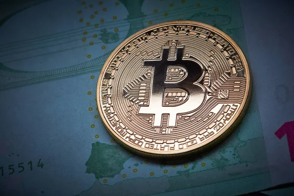 金色比特币和欧元钞票 Cryptocurrency Blockchain 商业和投资理念 — 图库照片