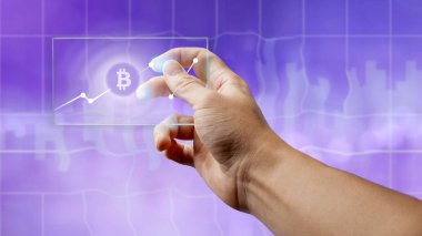 bir bitcoin simgesi ile şeffaf dijital ekran tutan erkek el 