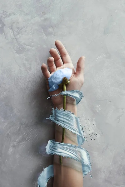 Flor Azul Mão Com Água Azul Respingo Conceito Arte — Fotografia de Stock