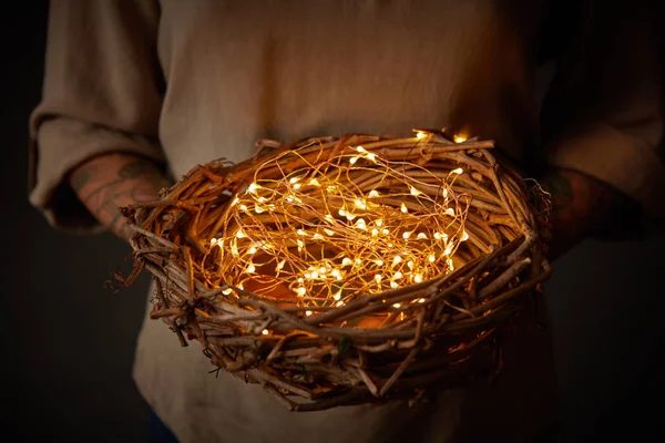 Vrouw Met Nest Met Elektrische Garland Lichten Donkere Achtergrond Pasen — Stockfoto