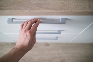 Erkek el beyaz çekmece çatal bıçak takımı, ahşap mutfak tezgahı için açma