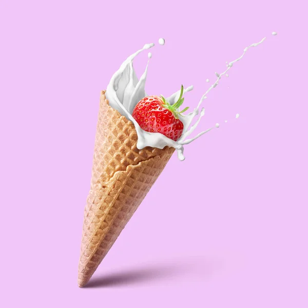 スプラッシュ ミルクとピンクのイチゴのアイス クリーム コーン — ストック写真