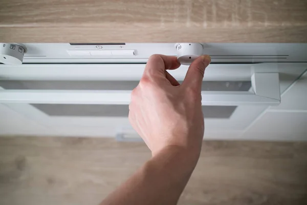 Mannenhand Witte Lade Voor Bestek Houten Aanrecht Openen — Stockfoto