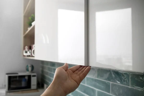 Mão Macho Abertura Porta Armário Cozinha — Fotografia de Stock