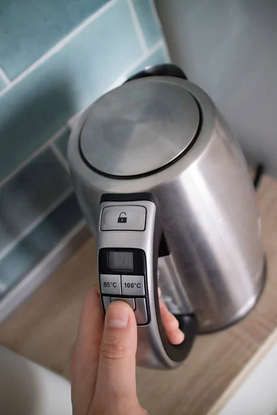 Мужская Рука Нажав Кнопку Питания Нержавеющей Электрический Чайник Кухонном Фоне — стоковое фото