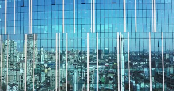 Сучасна Скляна Офісна Будівля Міським Пейзажем Відображеним Ній — стокове відео