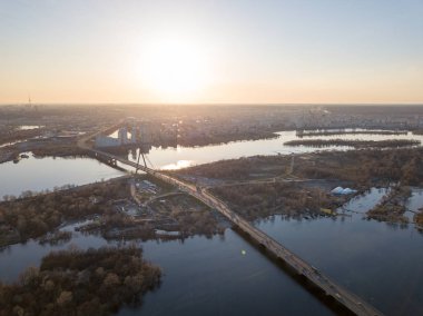 sol yakasında bölge Kiev, köprü ve Dnipro Nehri'nin, Ukrayna Hava görünümünü