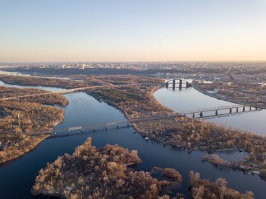 Hava panoramik Dnipro Nehri'nin Petrovsky demiryolu Köprüsü ve Kuzey Köprüsü, Kiev, Ukrayna