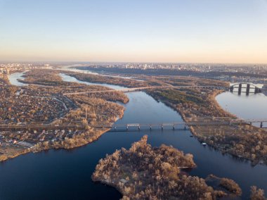 Hava panoramik Dnipro Nehri'nin Petrovsky demiryolu Köprüsü ve Kuzey Köprüsü, Kiev, Ukrayna