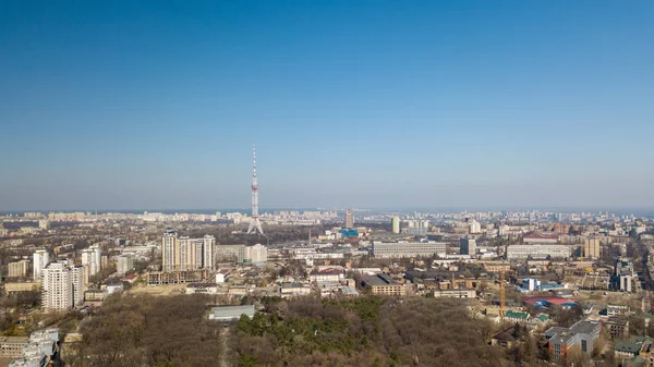 現代住宅と公園 遠くにテレビ塔がある Dorogozhychi 地区が付いている都市のパノラマ風景 キエフ ウクライナ — ストック写真