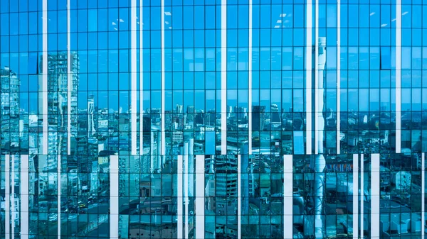 Moderno Edificio Oficinas Cristal Con Paisaje Urbano Reflejado —  Fotos de Stock