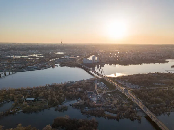 乌克兰基辅 大桥和 Dnipro 河左岸区鸟瞰图 — 图库照片