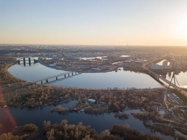 Dnipro 河与彼得罗夫斯基铁路大桥和北桥的空中全景 乌克兰基辅 — 图库照片
