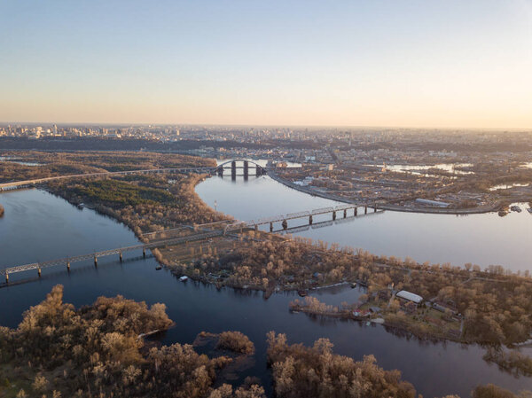 панорамный вид на реку Днепр с помощью Петровского железнодорожного моста и Северного моста, Киев, Украина
