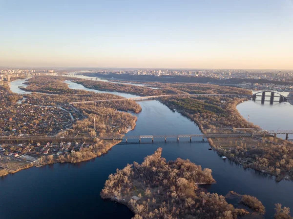 Hava panoramik Dnipro Nehri'nin Petrovsky demiryolu Köprüsü ve Kuzey Köprüsü, Kiev, Ukrayna