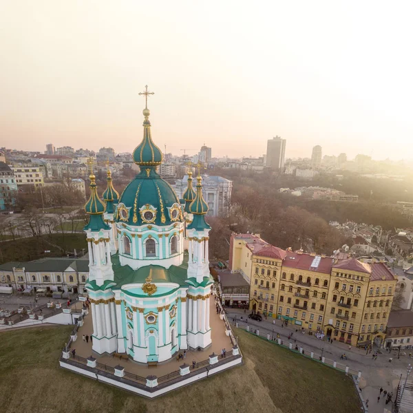 聖アンドリュー教会と Andreevska ポドールの町並みの空撮地区ウクライナ キエフ市 — ストック写真
