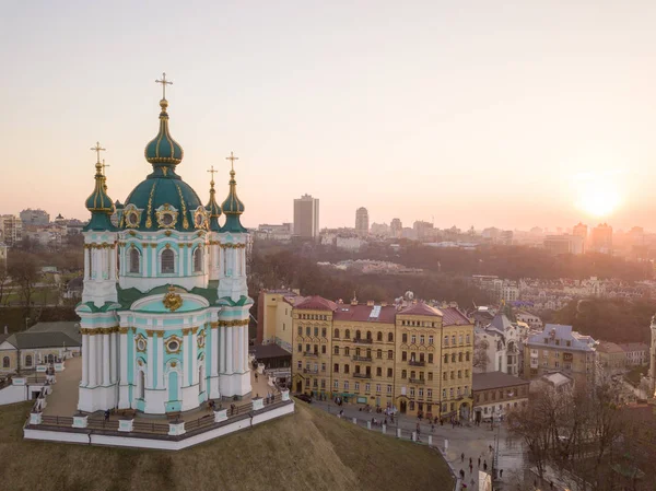 乌克兰基辅 Podol 区城市景观 圣安德鲁教堂和 Andreevska 街鸟瞰图 — 图库照片