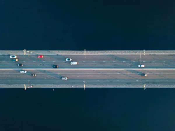 キエフ ウクライナのドニエプル川を越えて橋に沿って運転車の空撮 — ストック写真