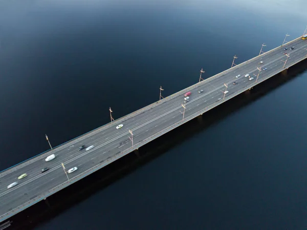 Αεροφωτογραφία Του Αυτοκίνητα Οδήγηση Κατά Μήκος Την Γέφυρα Στην Απέναντι — Φωτογραφία Αρχείου