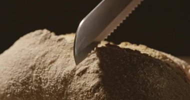  taze kesme ahşap kesme tahtası üzerinde ekmek