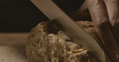 taze kesme erkek el ahşap kesme tahtası üzerinde ekmek