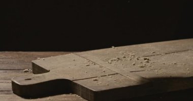  ahşap masa, ağır çekim atılan taze ekmek dilimleri 