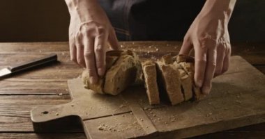 adam ahşap tahta, ağır çekim üzerinde dilimlenmiş taze ekmek şekillendirme 