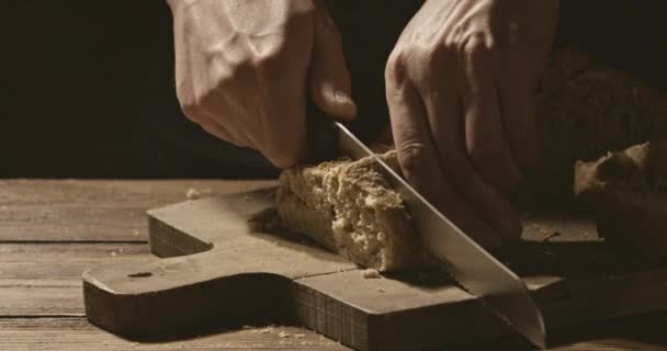 Męskie Dłonie Cięcia Świeżo Pieczony Chleb Drewnianą Deską Krojenia — Wideo stockowe