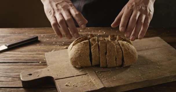 Člověk Plátky Čerstvý Chléb Dřevěné Desky Pomalý Pohyb — Stock video