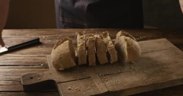 Man Gooien Gesneden Vers Brood Houten Plank Slow Motion — Stockvideo