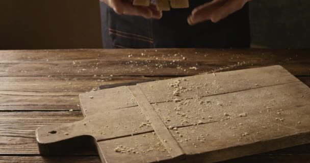 Hombre Lanzando Pan Fresco Rodajas Sobre Tabla Madera Cámara Lenta — Vídeos de Stock