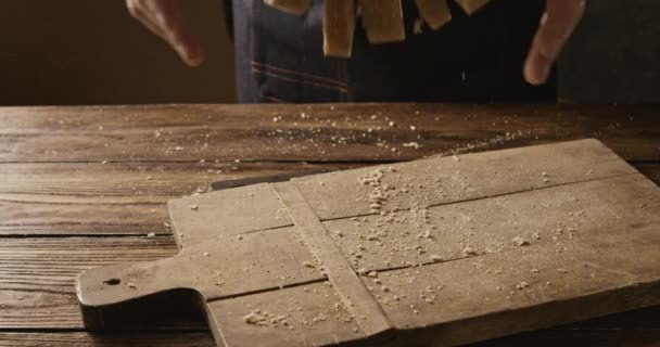 Man Gooien Gesneden Vers Brood Houten Plank Slow Motion — Stockvideo