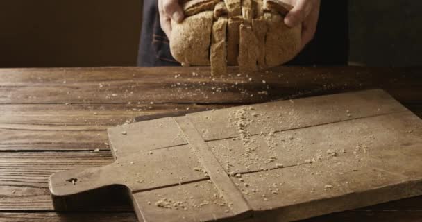 Hombre Lanzando Pan Fresco Rodajas Sobre Tabla Madera Cámara Lenta — Vídeos de Stock