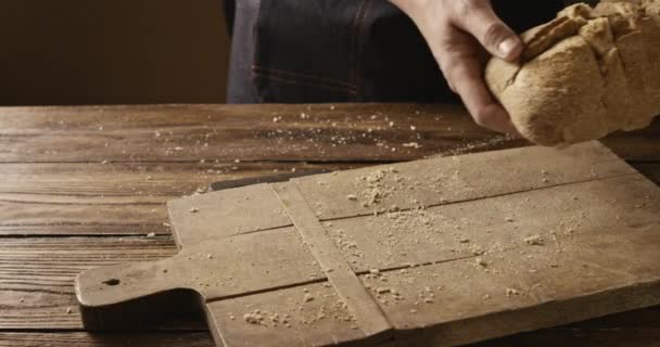 Mann Wirft Geschnittenes Frisches Brot Auf Holzbrett Zeitlupe — Stockvideo