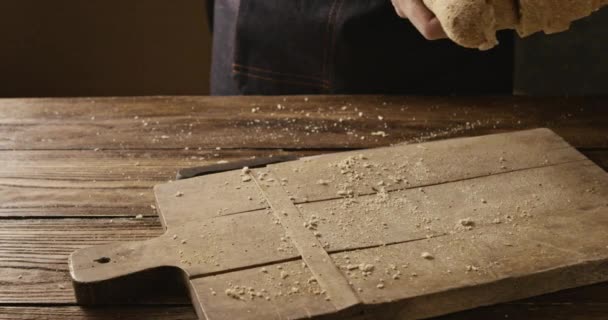 Άνθρωπος Που Ρίχνοντας Φέτες Φρέσκο Ψωμί Ξύλινη Σανίδα Αργή Κίνηση — Αρχείο Βίντεο