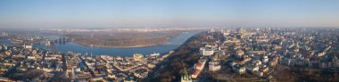 Kiev, bölge Podol ve St Andrew's Kilisesi, Pochtovaya Ploschyad ve Peshihodny ve Podolsky köprüler, Ukrayna ile Dnipro Nehri Panoraması