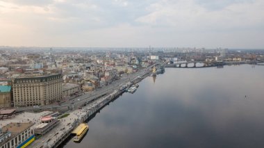 Panoramik Kiev tarihi bölgesinin Podol, nehir istasyonu ve Naberezhno-Kreschatitska street, Kiev, Ukrayna