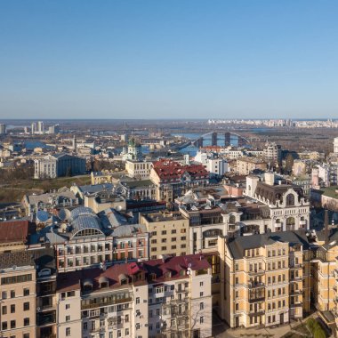 Şehir merkezini, St Andrew's Kilisesi, Podolsky köprü ve sol sahil Kiev, Ukrayna şehrin modern binalarda Cityscape görünümü