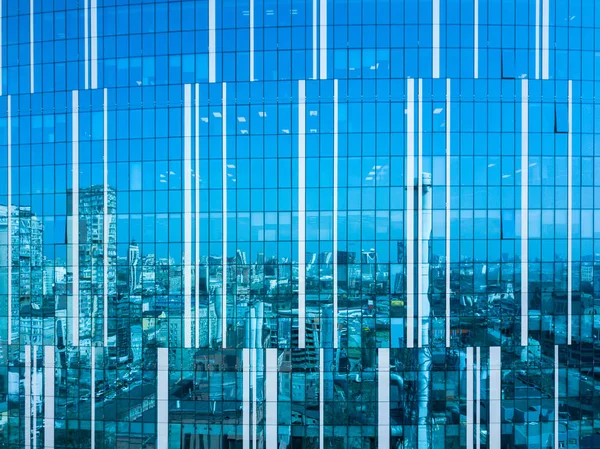 Moderno Edificio Oficinas Cristal Con Paisaje Urbano Reflejado —  Fotos de Stock