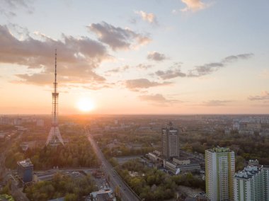 panoramik şehir modern binalar ile Tv Kulesi ile Dorogozhychi bölgesi. Kyiv, Ukrayna