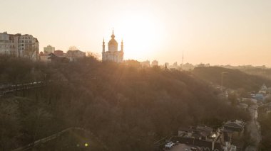 Saint Andrew's Kilisesi ve Andreevska street, cityscape Podol hava görünümünü ilçe şehir Kiev, Ukrayna