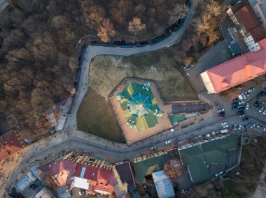 Saint Andrew's Kilisesi ve Andreevska street, cityscape Podol hava görünümünü ilçe şehir Kiev, Ukrayna