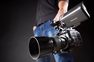 Kiev, Ukrayna - 22 Nisan 2018: profesyonel video adam el aleti Studio ile çalışma Video fotoğraf makinesi Panasonic Au-Eva1 operatör video kamera tutarak