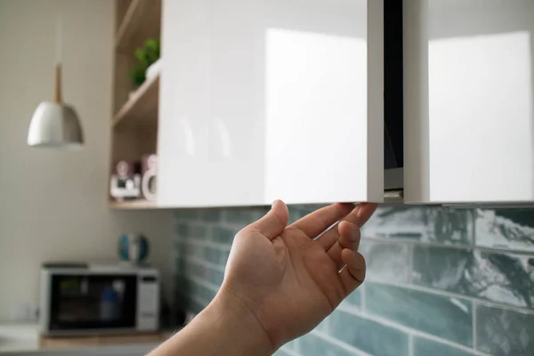 Puerta Masculina Del Gabinete Cocina Apertura —  Fotos de Stock