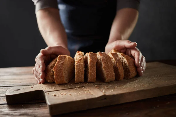 Mann Hält Aufgeschnittenes Frisches Brot Auf Holzbrett Zeitlupe — Stockfoto